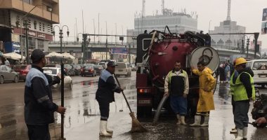 حى الأزبكية يرفع آثار الأمطار أمام محطة مصر وكوبرى أكتوبر وميدان رمسيس