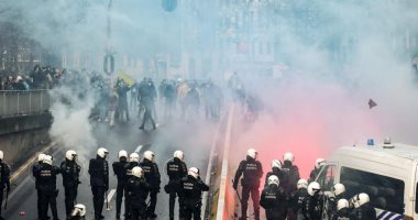 كر وفر بين الشرطة البلجيكية ومحتجين ضد إجراءات كورونا وسط بروكسل.. فيديو