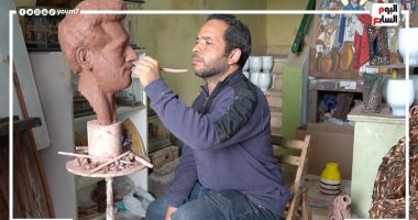 فنان تشكيلى يتحدى مرضه وينحت تمثالا للعالمى "محمد صلاح".. فيديو
