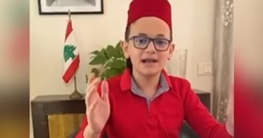 طفل لبنانى يُحيى ذكرى "الاستقلال" ويُحاكى فيروز.. فيديو