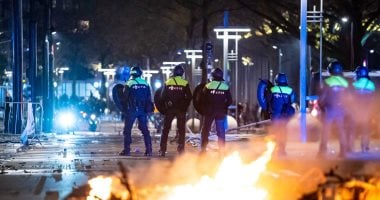 الشرطة الهولندية تعتقل 30 شخصا في أمستردام خلال تظاهرة ضد قيود كورونا