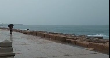 سحابة سوداء وأمطار رعدية غزيرة على الإسكندرية.. فيديو وصور