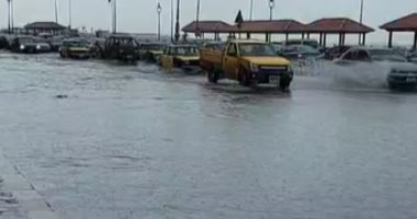 أمطار غزيرة على أحياء الإسكندرية وتعطل حركة المرور على الكورنيش.. فيديو وصور