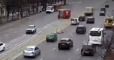 سيارة إطفاء روسية تقطع طريقًا سريعًا لتساعد عجوز في عبور الطريق.. صور