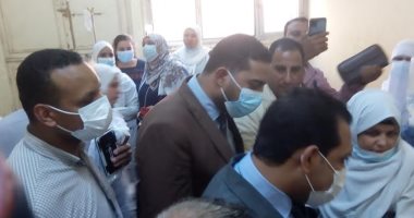 نائب محافظ قنا يتابع حالة طلاب التسمم بنجع حمادى.. ويؤكد خروج الغالبية