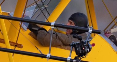 توم كروز يتدرب على قيادة طائرة فى كواليس تصوير فيلم Mission Impossible 8.. صور