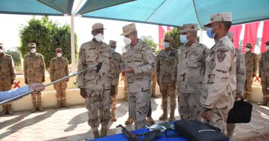 وزير الدفاع يتفقد معسكر إعداد وتأهيل مقاتلى شمال سيناء.. فيديو وصور