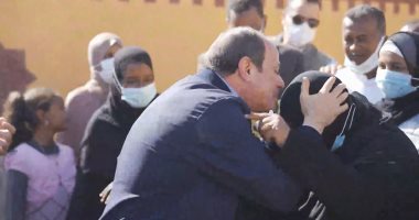 جابر الخواطر.. قبلة من الرئيس السيسى على رأس أحد المتضررين من السيول فى أسوان