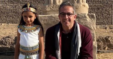 خالد العنانى يلتقى طفلة بزى فرعونى قبيل احتفالية طريق الكباش: التاريخ والمستقبل معا