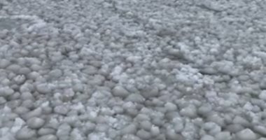 الآلاف من كرات الثلج المتجمدة تغطى سطح بحيرة كندية فى ظاهرة نادرة.. صور