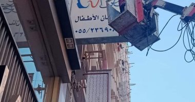 إزالة 20 إعلان مخالف بشوارع مدينة الزقازيق بالشرقية