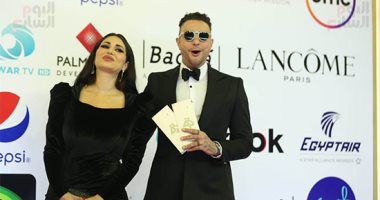 أحمد الفيشاوى وزوجته على السجادة الحمراء فى افتتاح مهرجان القاهرة.. فيديو