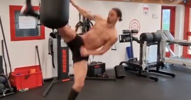 إبراهيموفيتش يستعرض لياقته البدنية العالية بالتدريب على كيس ملاكمة.. فيديو