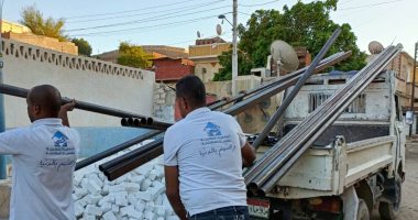 محافظ أسوان يتابع جهود إعادة إعمار 14 قرية ومنطقة متضررة من السيول