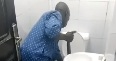 أثناء جلوسها على المرحاض.. لدغة أفعى قاتلة تنهى حياة سيدة نيجيرية.. فيديو
