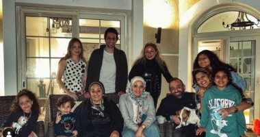 عمرو سلامة يحتفل بعيد ميلاد والدته بصورة عائلية: أمي الجميلة والمثيرة للاهتمام دائما