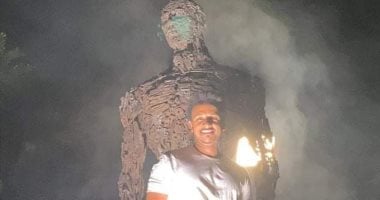 محمد صنع تمثال 3 أمتار بـ300 كيلو خردة: حاولت أجسد الإنسان وتعقيد تفاصيله
