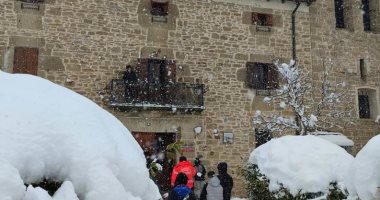 بسبب الثلوج فى إسبانيا.. إنقاذ 13 طفلا فى ملجأ بعد حبسهم بدون كهرباء.. صور