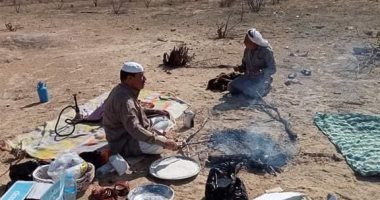 أهالى جنوب الشيخ زويد يحتفظون بعاداتهم بطهى الخبز على نار الحطب.. صور