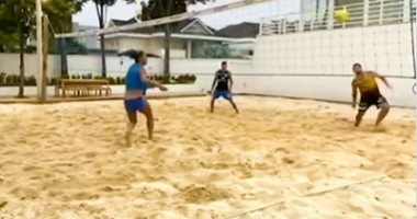 الأسطورة البرازيلية رونالدينيو يشارك فى مباراة كرة طائرة شاطئية.. فيديو وصور