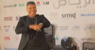 عمر كمال يرقص خلال كواليس حفله بموسم الرياض .. فيديو 