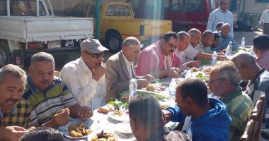 رئيس مدينة سفاجا يتناول الإفطار مع عمال النظافة والحملة الميكانيكية