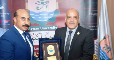 محافظ أسوان يهنئ الدكتور أيمن عثمان بعد تعينه رئيسا للجامعة