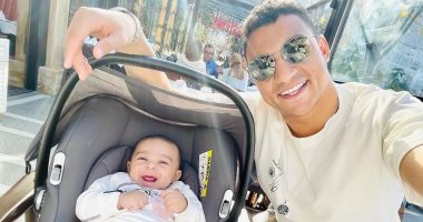 مصطفى محمد فى صورة مع ابنه: "هو شمسي الساطعة".. صور