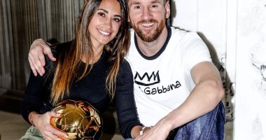 ميسي وزوجته فى جلسة تصوير مميزة مع الكرة الذهبية.. صور