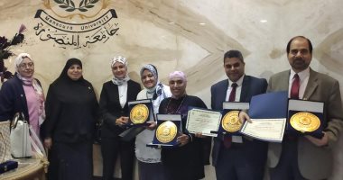 تكريم فريق عمل جائزة مصر للتميز الحكومي في جامعة المنصورة.. صور