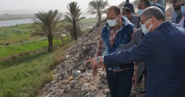 محافظ المنيا يقود حملة لإزالة التعدى على النيل ويوجه بحصر المنازل المخالفة
