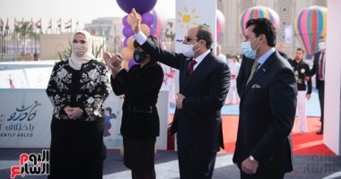 الرئيس السيسي يقدم التحية لفريق من متحدى الإعاقة السمعية برفع الأيدى