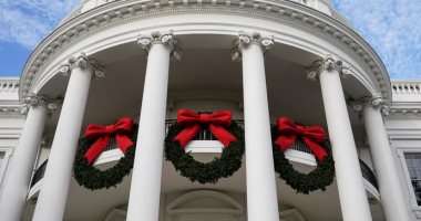 البيت الأبيض يتجمل بألوان باهرة بعد إضاءة شجرة عيد الميلاد في حضور بايدن وزوجته