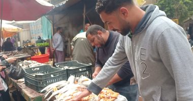 سر البطارخ البورى فى سوق الإسكندرية.. بيستنوها كل سنة فى النوة.. فيديو