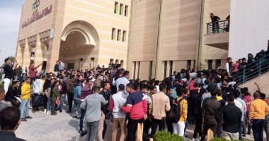 جامعة جنوب الوادى تلغى حفل شاعرة بعد إصابة 11 طالبة بسبب التزاحم