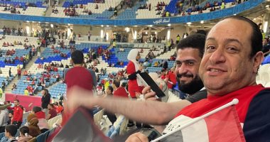 الجماهير المصرية تشعل الأجواء باستاد الجنوب قبل مباراة الجزائر.. فيديو