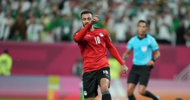 لاعب قطرى يطالب مروان حمدى بقميصه بعد مباراة المركز الثالث