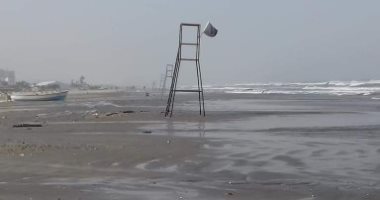 خلو شاطئ بورسعيد من المارة بسبب موجة الطقس غير المستقر.. صور 