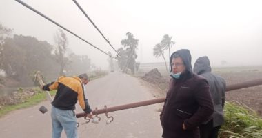 سقوط أعمدة إنارة على طريق بسيون شبراطو بسبب الطقس السيئ بالغربية