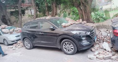 سقوط أجزاء من عقار على سيارات بسبب شدة الرياح بالإسكندرية