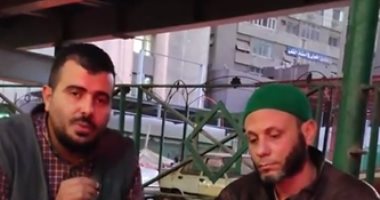 فيديو..عايش على الرصيف بعد ما مراته طردته من البيت بسبب مرضه