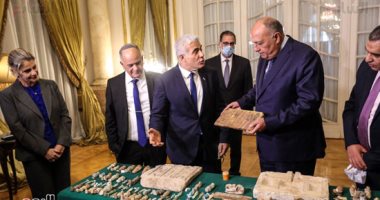 وزير الخارجية ونظيره الإسرائيلى يشهدان وقائع استرداد مصر 95 قطعة أثرية مهربة
