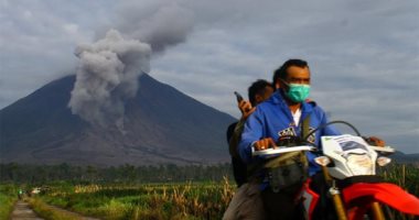 بركان سيميرو فى إندونيسيا ينفث سحبًا ساخنة بعد أسبوعين من كارثة الثوران