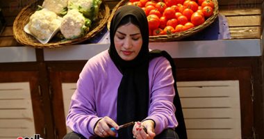 بائعة خضار ببورسعيد تكافح من أجل أبنائها.. بدأت فى السوق من 6 سنوات.. فيديو وصور