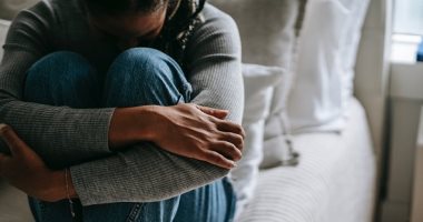 "تقبل حزنك وما تقعدش لوحدك".. 5 نصائح لتخرج من الأزمات العاطفية أقوى