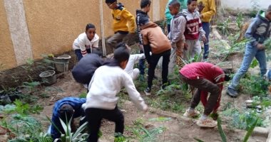  تلامذة مدرسة ابتدائية بقنا يغرسون 110 شجيرات بحديقة وفناء مدرستهم