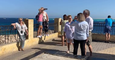 إقبال كبير من السياح على كورنيش الغردقة لمشاهدة المنظر البانورامى