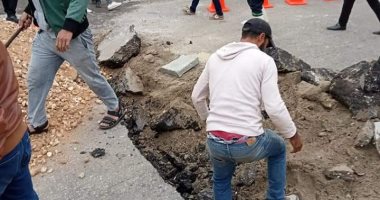 إصلاح هبوط أرضي مفاجئ بشارع 23 يوليو في بورسعيد .. صور