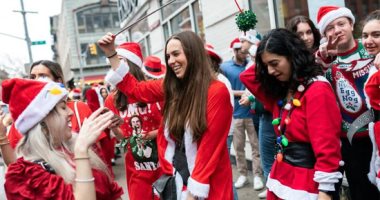 سانتا كلوز وشجرة عيد الميلاد.. عودة الفرحة لشوارع نيويورك بعد أزمة كورونا
