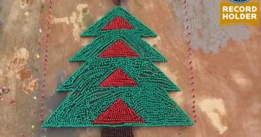 استعدادا للاحتفال بعيد الميلاد.. جينيس تعيد نشر فيديو لأكبر شجرة كريسماس بشرية